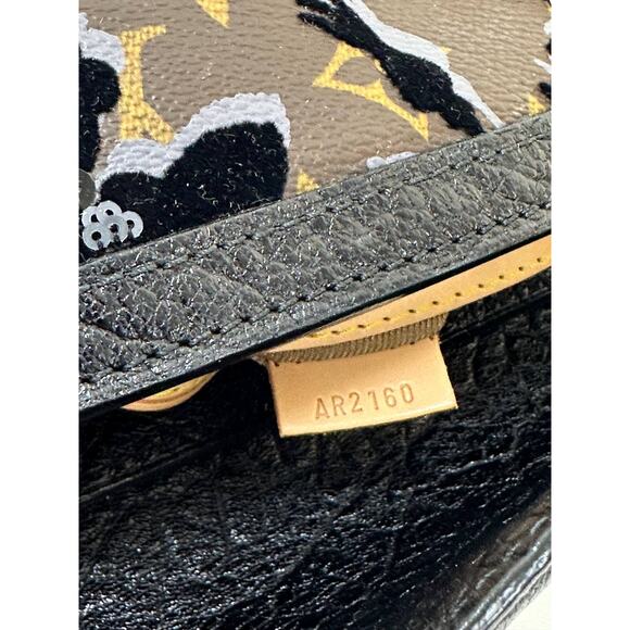 Louis Vuitton Limited Edition Fleur de Jais Clutch - Picture 5 of 9